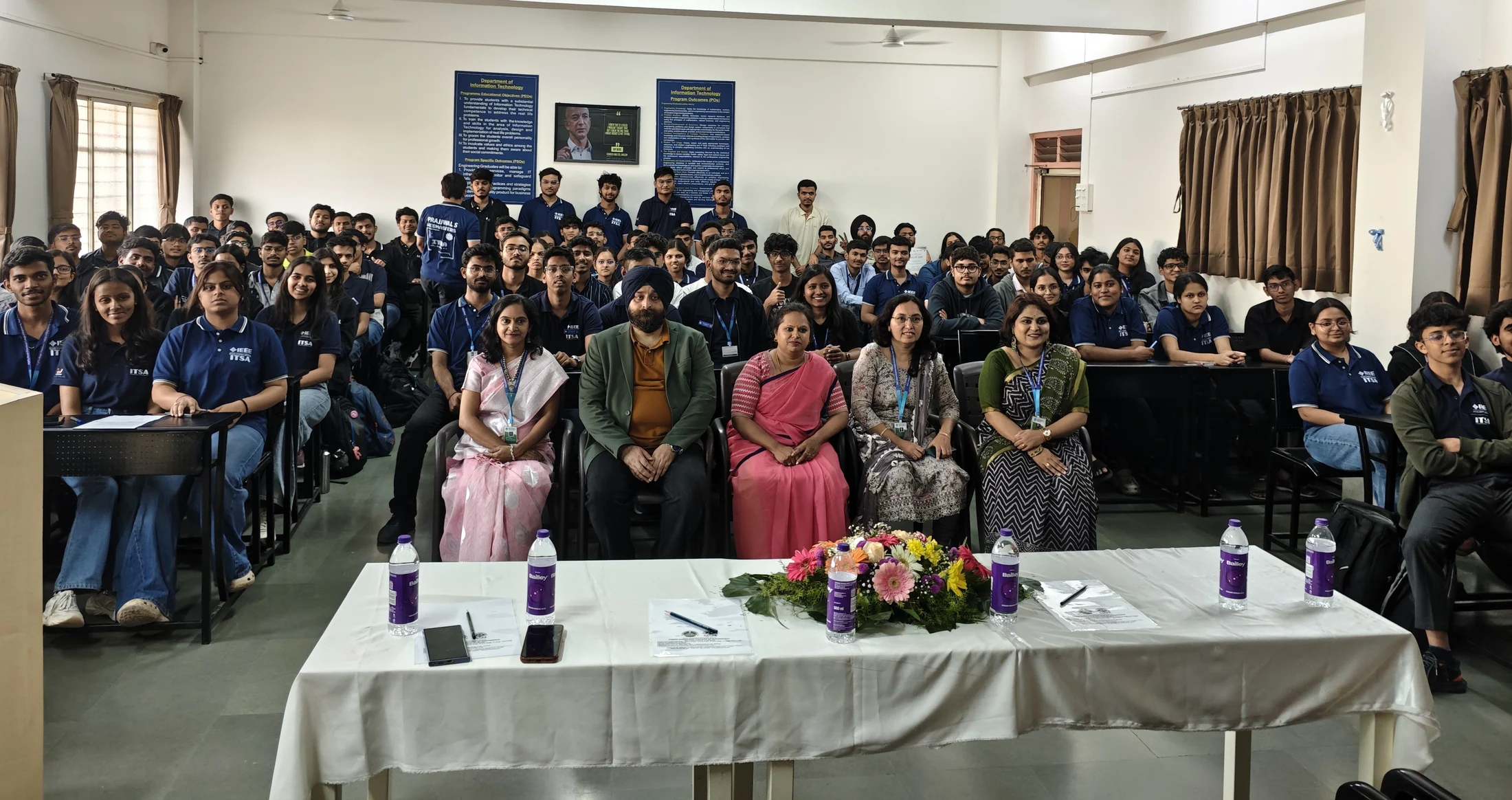 A full classroom of attendees gathered for a group photograph